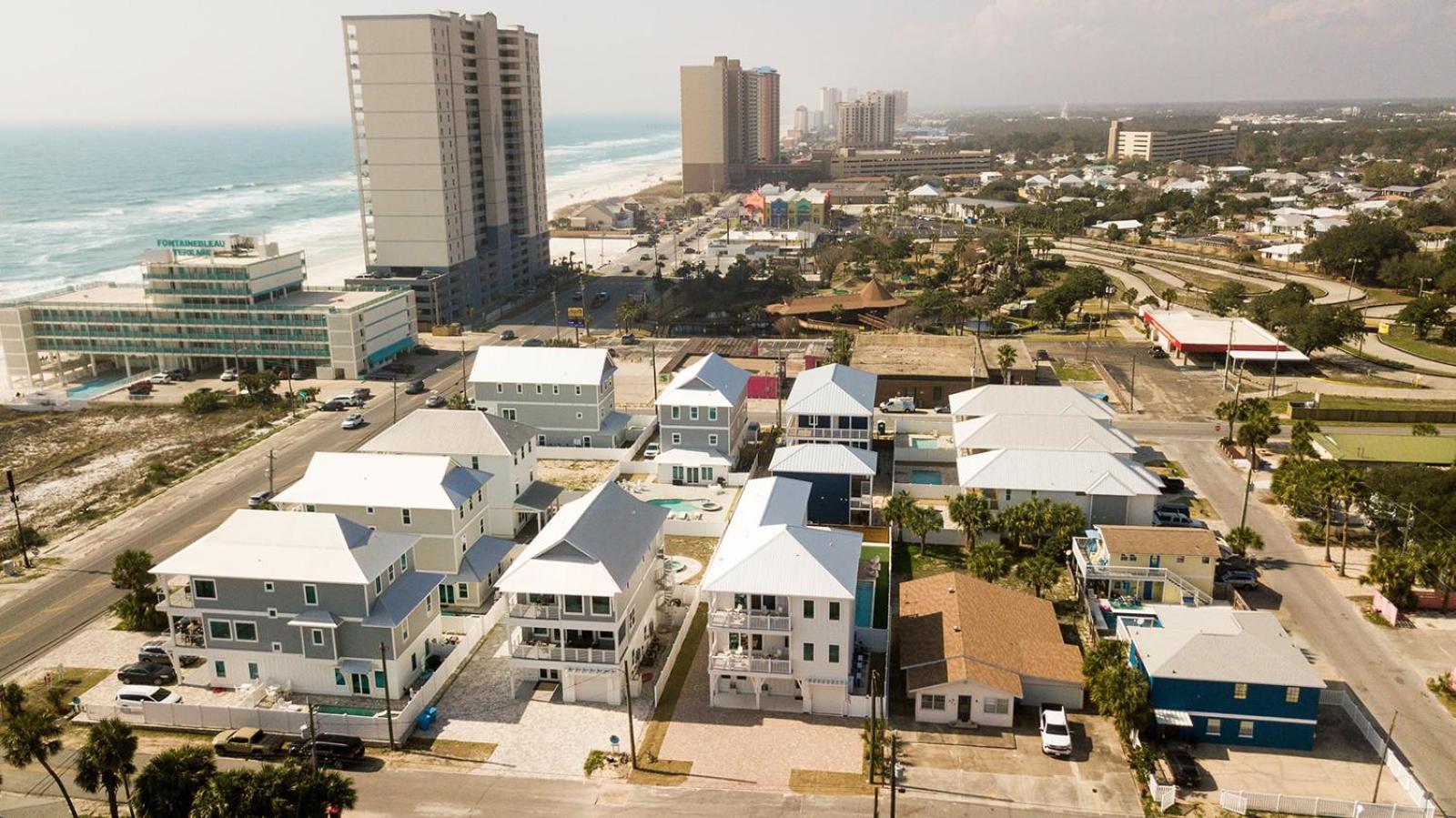 The Taj Of The Gulf! Luxury Mansion! Sleeps 37, Private Pool & Hot Tub, Putting Golf Villa *