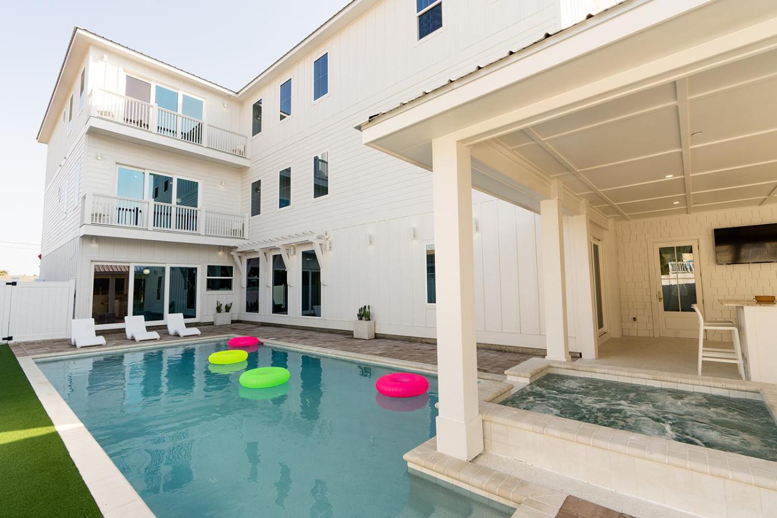 Villa The Taj Of The Gulf! Luxury Mansion! Sleeps 37, Private Pool & Hot Tub, Putting Golf Panama City Beach