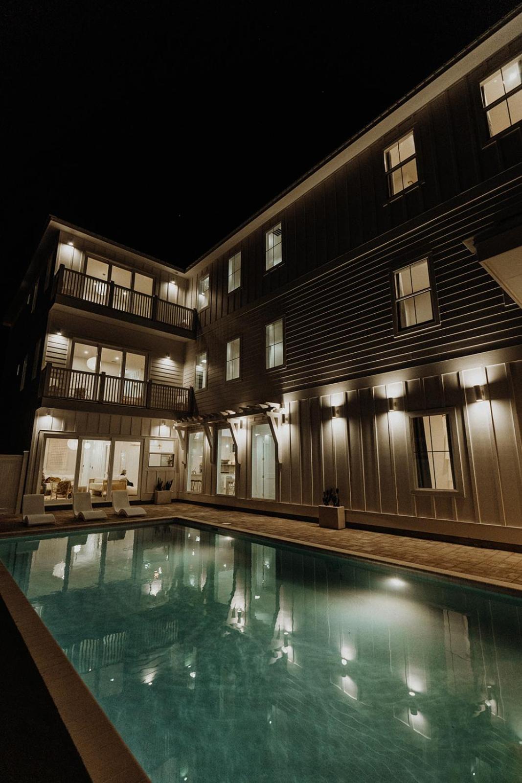 The Taj Of The Gulf! Luxury Mansion! Sleeps 37, Private Pool & Hot Tub, Putting Golf Villa *