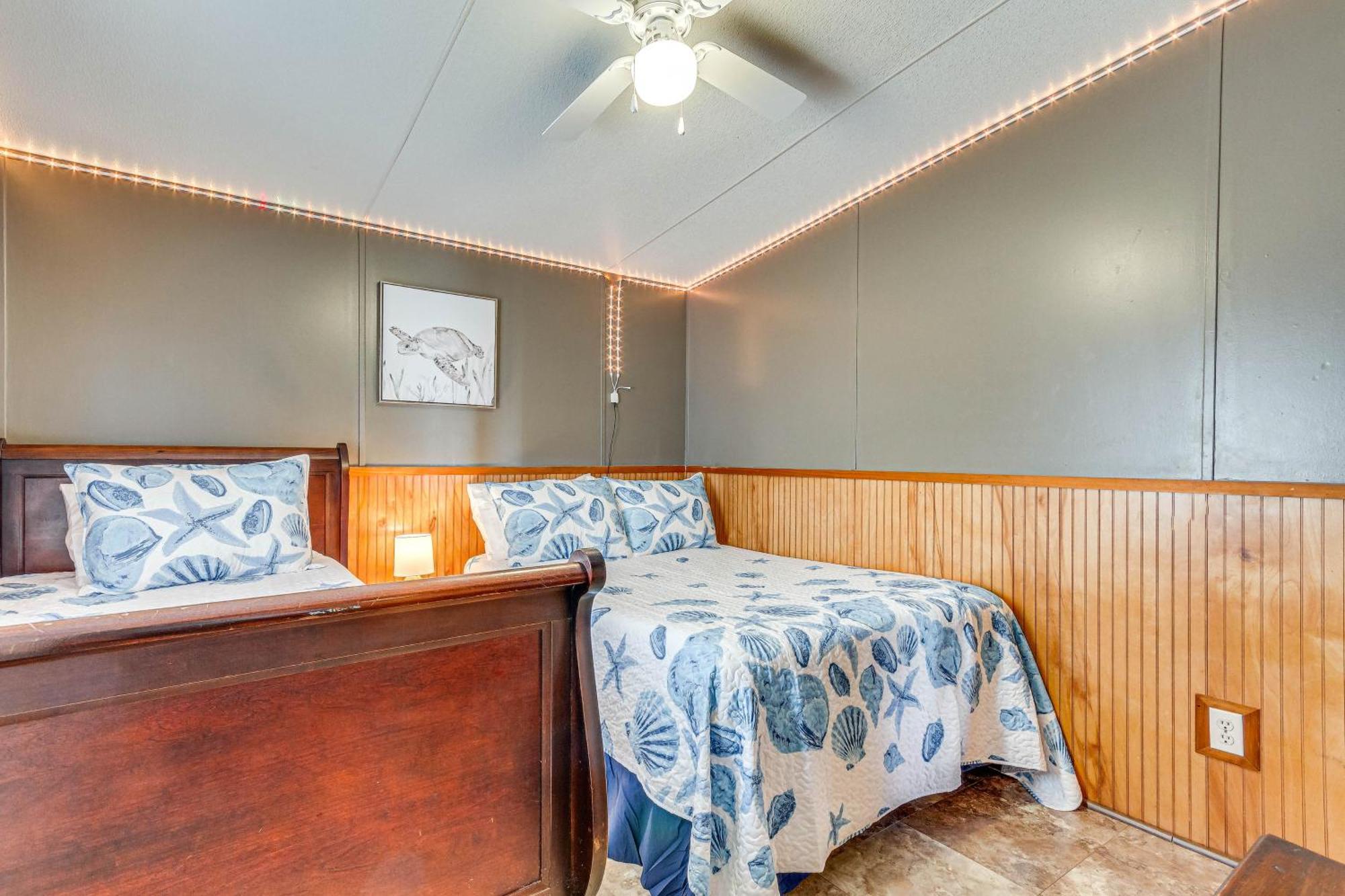 With Private Dock - 7 Mi To Beaches Holiday home *