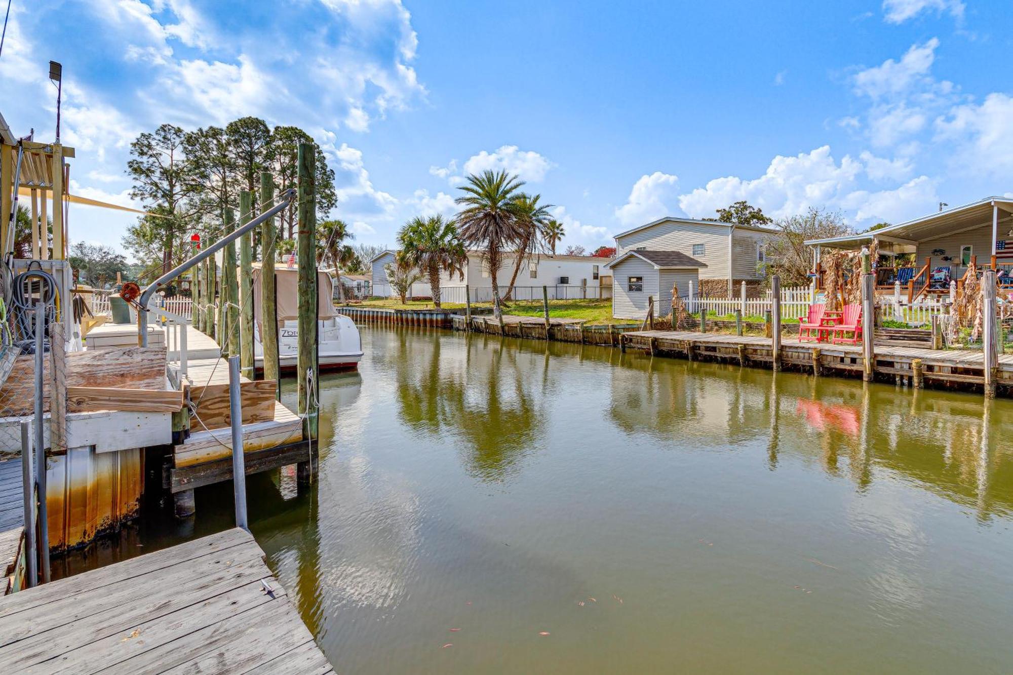 With Private Dock - 7 Mi To Beaches Holiday home *