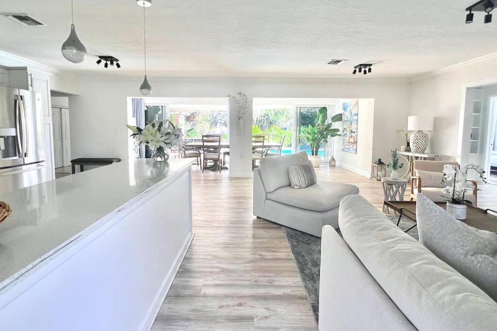 Waterfront Tropical Oasis, Htd Pool-hottub-kayaks Holiday home