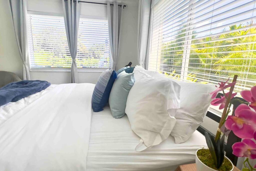 Waterfront Tropical Oasis, Htd Pool-hottub-kayaks Holiday home