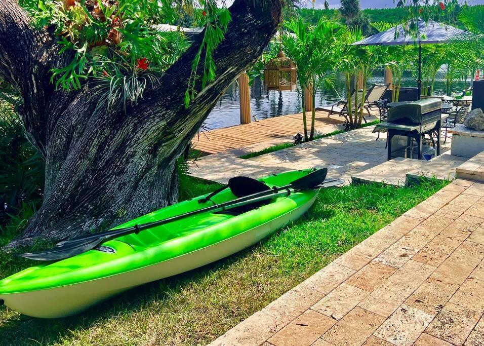 Waterfront Tropical Oasis, Htd Pool-hottub-kayaks Holiday home *