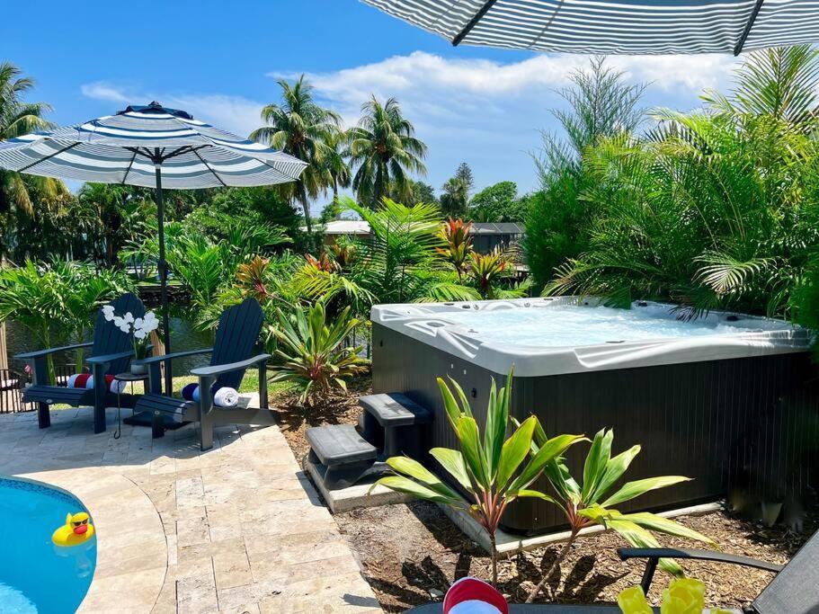 Waterfront Tropical Oasis, Htd Pool-hottub-kayaks Holiday home *