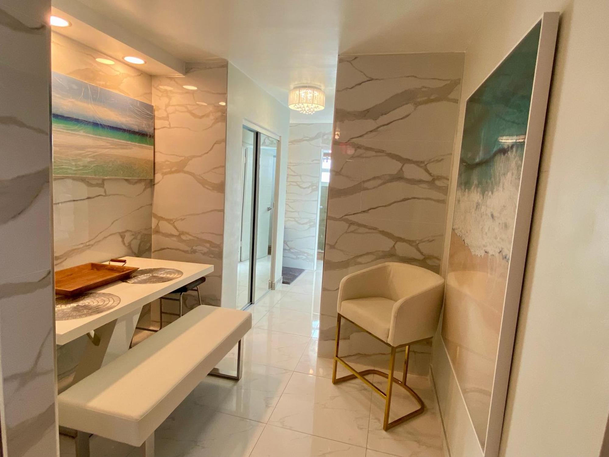 Luxurious Remodeled Direct Waterfront With Miami Skyline View And Outdoor Terrace Free Parking 5min Drive To Miami Apartment *