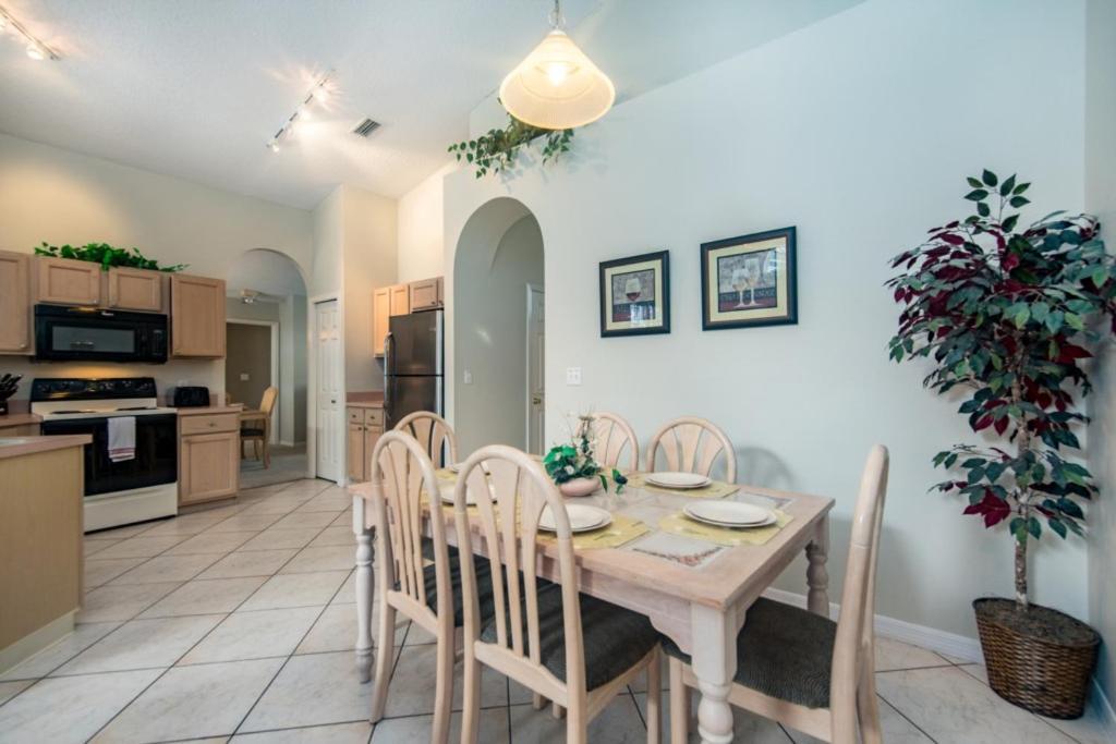 Executive Waterfront 4 Bed 3 Bath, South Facing With Private Pool And Lanai. Davenport