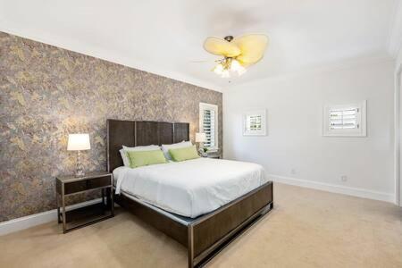 Las Olas Luxury Mediterranean Waterfront Mansion Holiday home