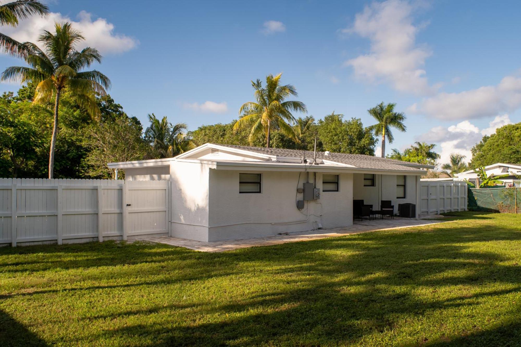 Spacious 3br 2 Baths Amazing Pool Area! Holiday home