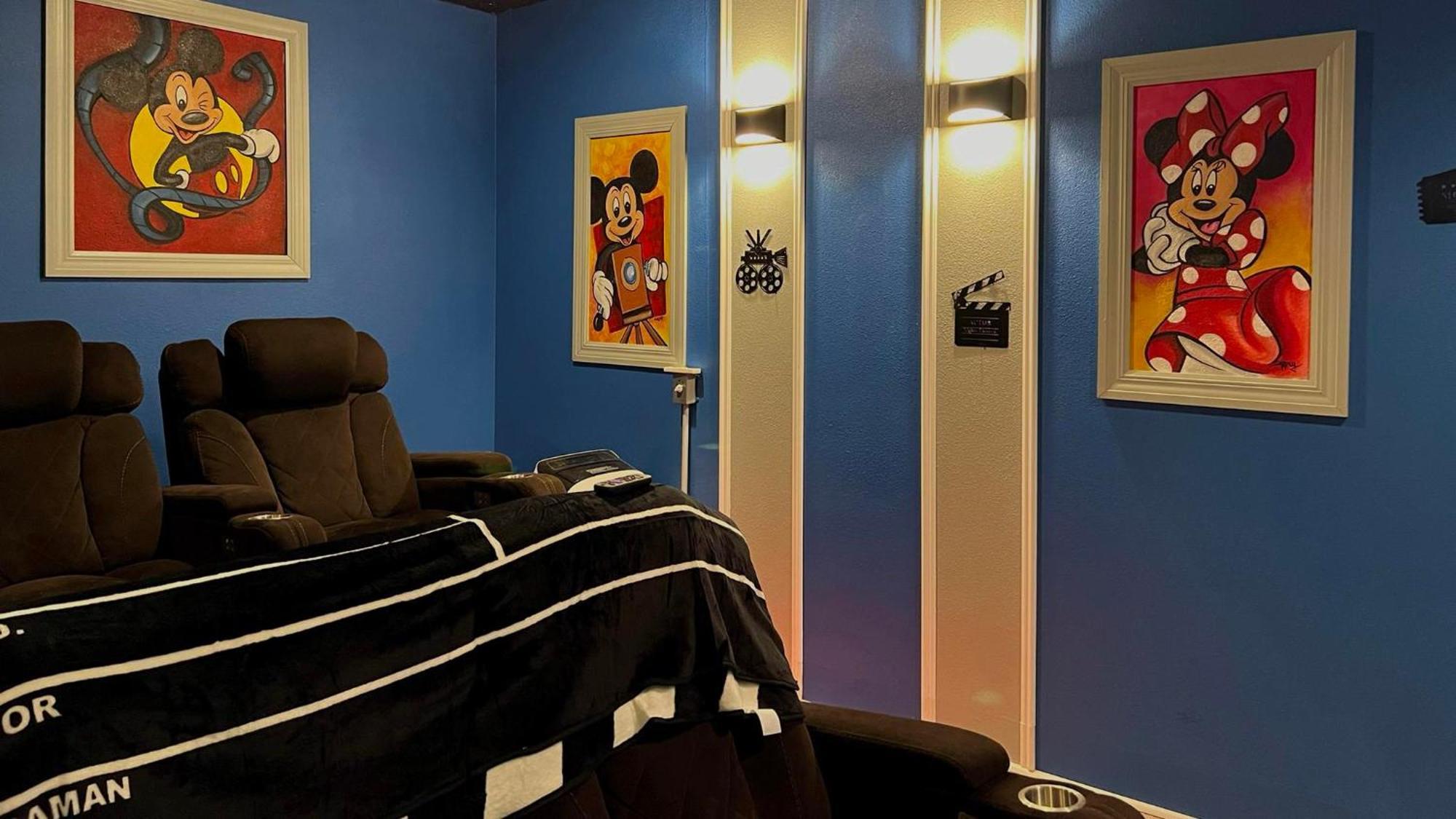 Mickeys Movie House, 2 Masters, Pool And Spa Holiday home