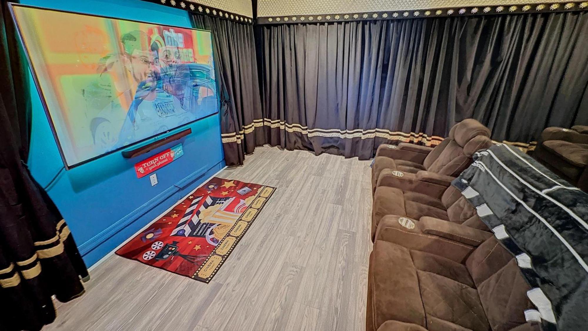 Holiday home Mickeys Movie House, 2 Masters, Pool And Spa *