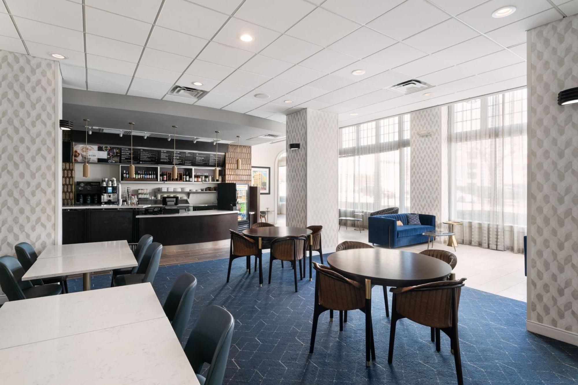 Courtyard By Marriott Downtown Hotel