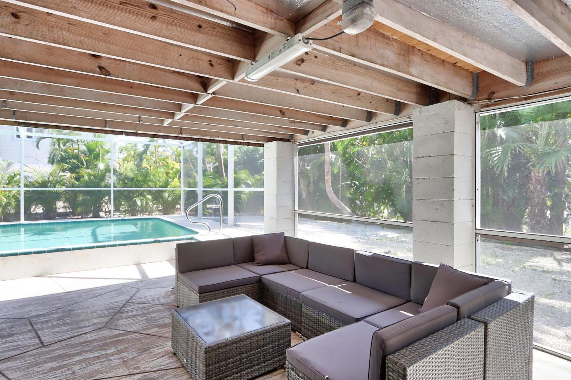 Holiday home Beautifully Updated, 4 Bedroom Pool Home, 50 Yards To The Beach!! Captiva Escapade *