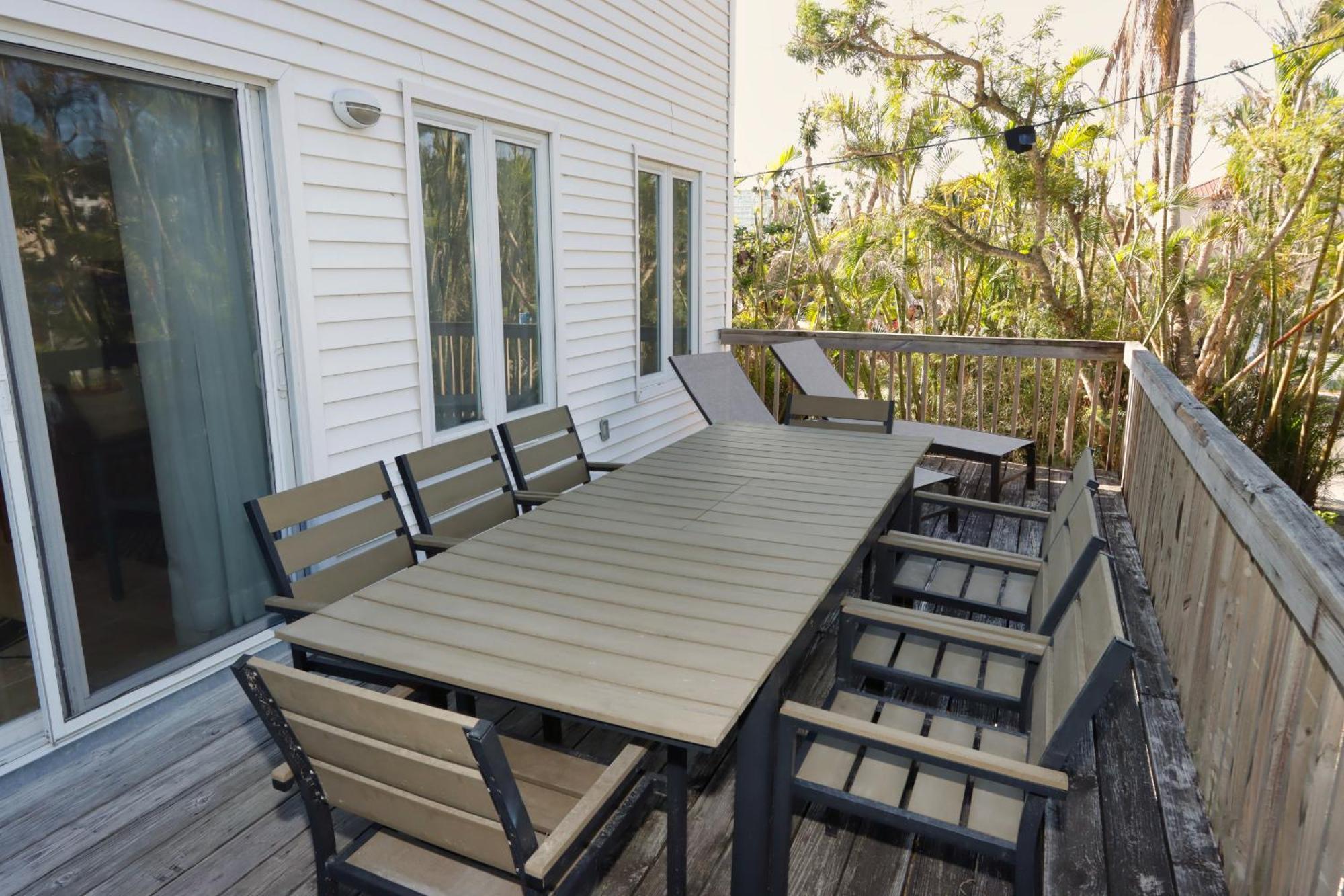 Beautifully Updated, 4 Bedroom Pool Home, 50 Yards To The Beach!! Captiva Escapade Holiday home