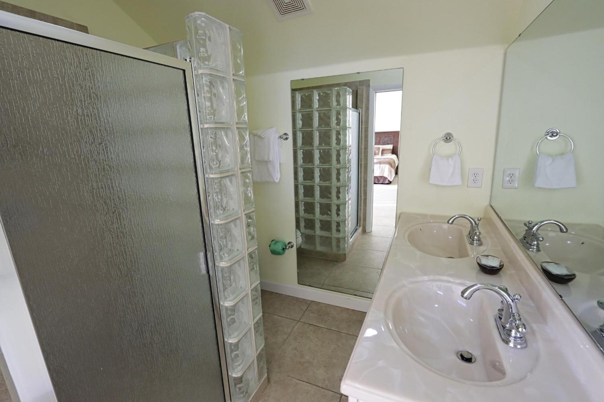Holiday home Beautifully Updated, 4 Bedroom Pool Home, 50 Yards To The Beach!! Captiva Escapade *