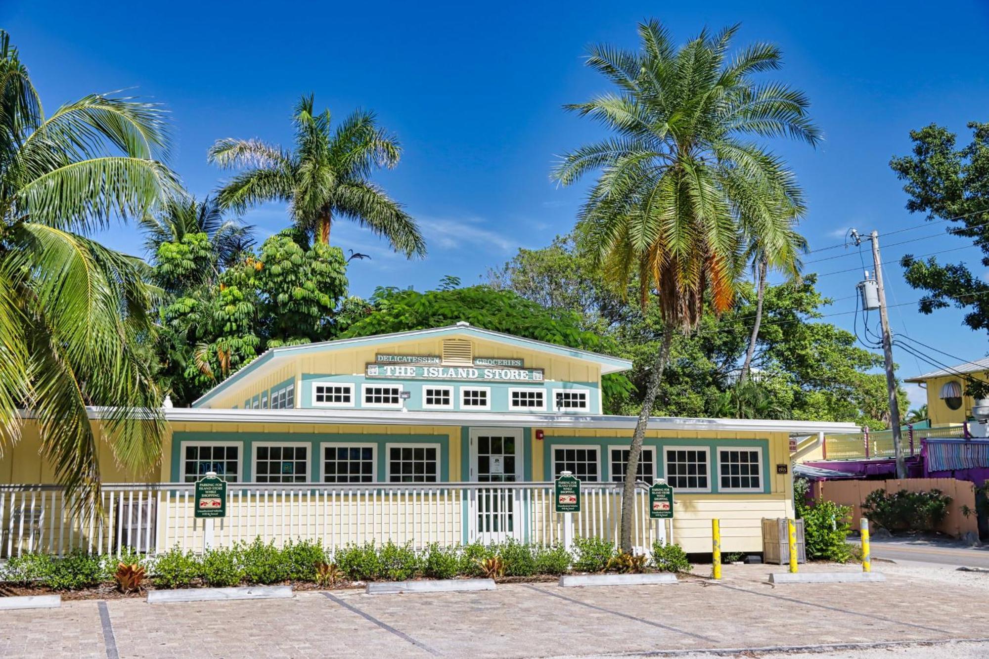 Beautifully Updated, 4 Bedroom Pool Home, 50 Yards To The Beach!! Captiva Escapade Holiday home Captiva Island