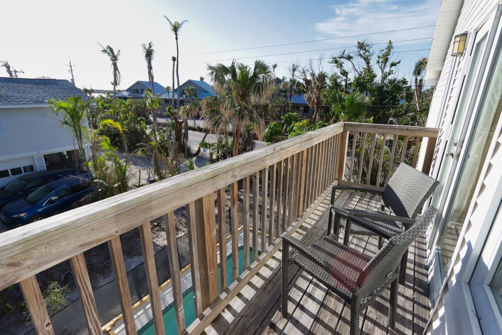 Holiday home Beautifully Updated, 4 Bedroom Pool Home, 50 Yards To The Beach!! Captiva Escapade