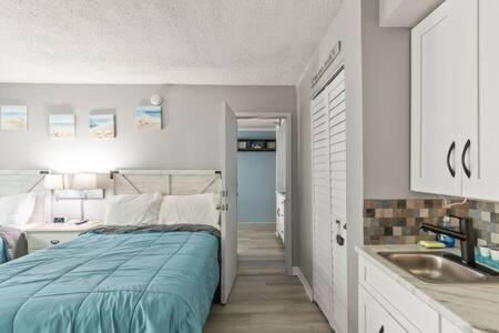 Oceanside Pair-a-dise - Double Room, Heated Pool & Access, Free Parking Daytona Beach