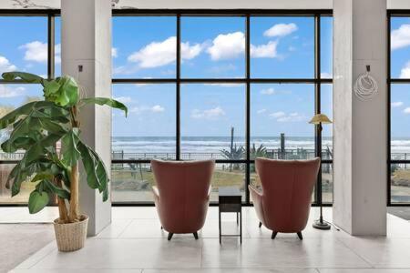 Oceanside Pair-a-dise - Double Room, Heated Pool & Access, Free Parking Holiday home *
