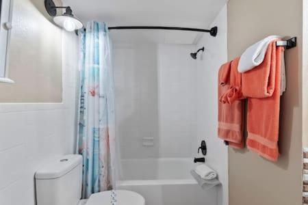 Oceanside Pair-a-dise - Double Room, Heated Pool & Access, Free Parking Holiday home *