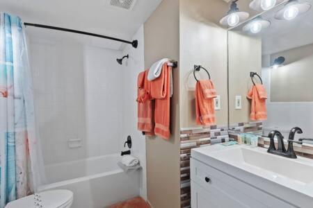 Oceanside Pair-a-dise - Double Room, Heated Pool & Access, Free Parking * Daytona Beach