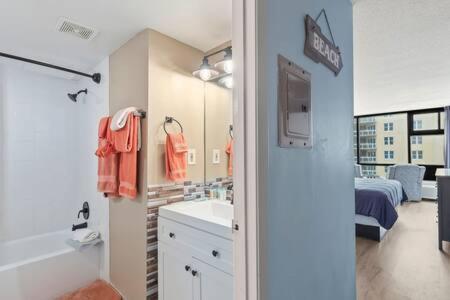 Oceanside Pair-a-dise - Double Room, Heated Pool & Access, Free Parking *