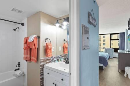 Oceanside Pair-a-dise - Double Room, Heated Pool & Access, Free Parking Holiday home *