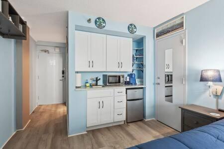 Oceanside Pair-a-dise - Double Room, Heated Pool & Access, Free Parking *