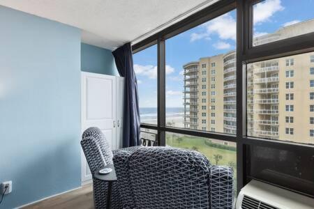 Oceanside Pair-a-dise - Double Room, Heated Pool & Access, Free Parking