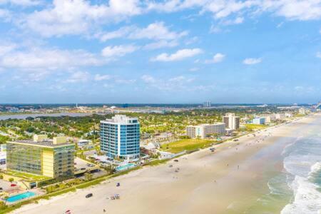 Oceanside Pair-a-dise - Double Room, Heated Pool & Access, Free Parking Holiday home Daytona Beach