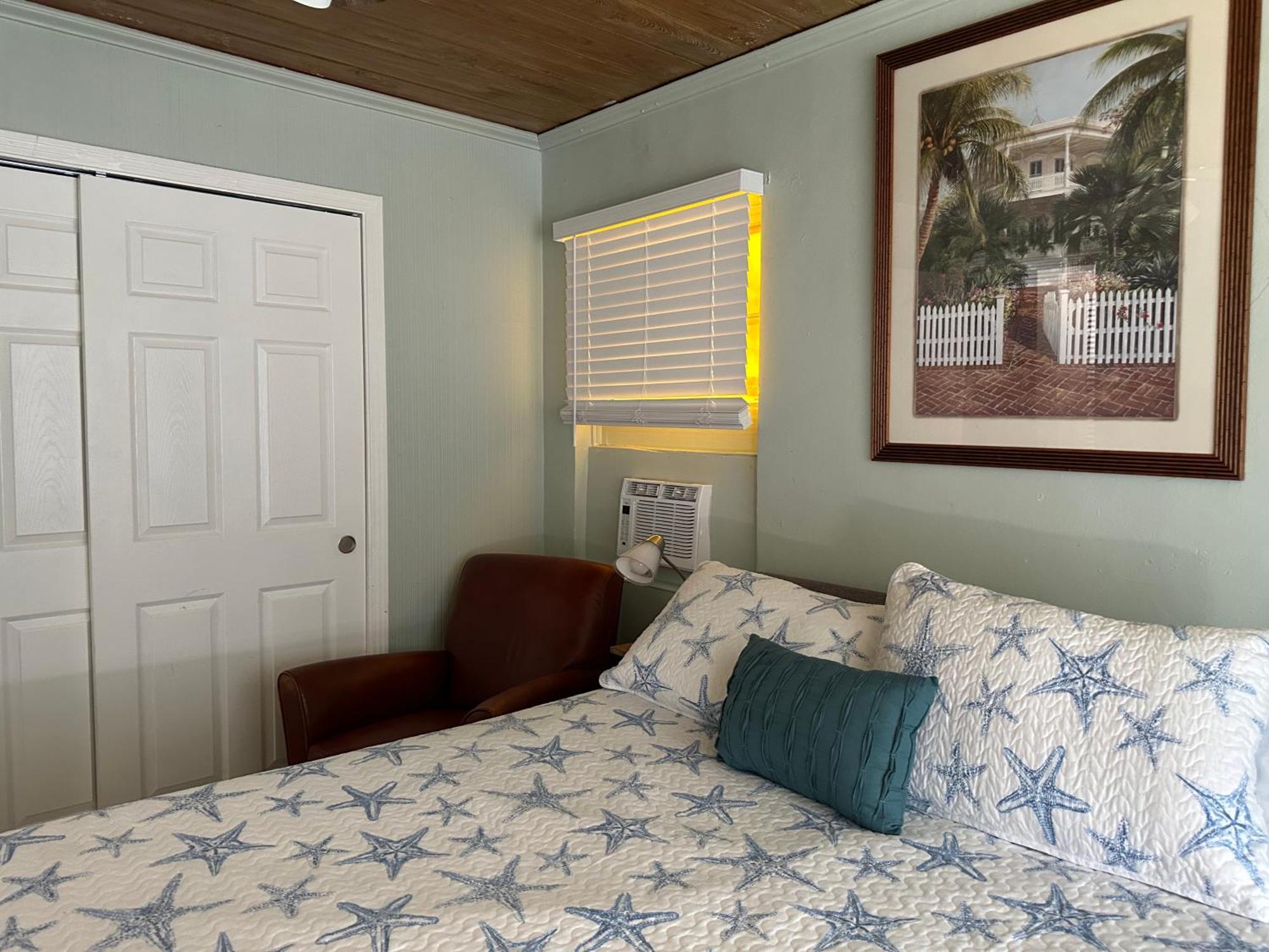 Resort Option1 3 Bedroom House Only Option2 Studio Cottage Only Option3 House Plus Cottage Fenced Backyard Private Patio Areas Grill Firepit Plenty Parking! Quick Access 10 Min To Beach Airport Delray West Palm Lake Worth Beach