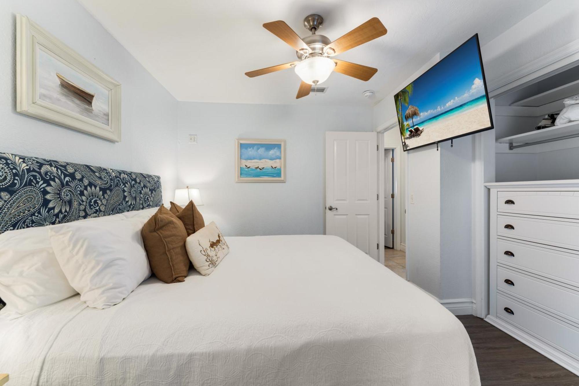 An Island Getaway At Palm Tree Villa