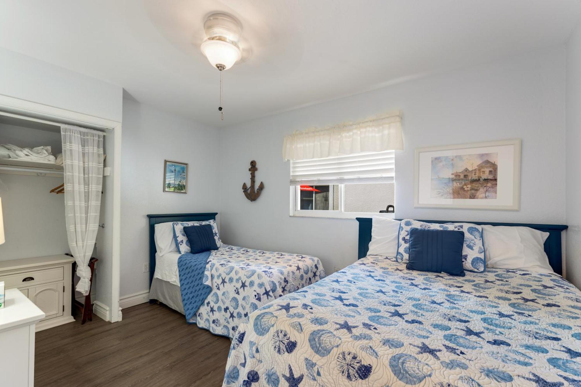 An Island Getaway At Palm Tree Villa *