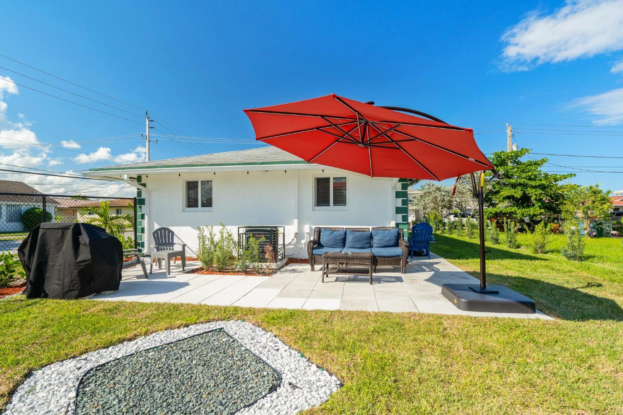 Roxanas 3bed 2bath With Modern Interior And Bbq Backyard Holiday home *