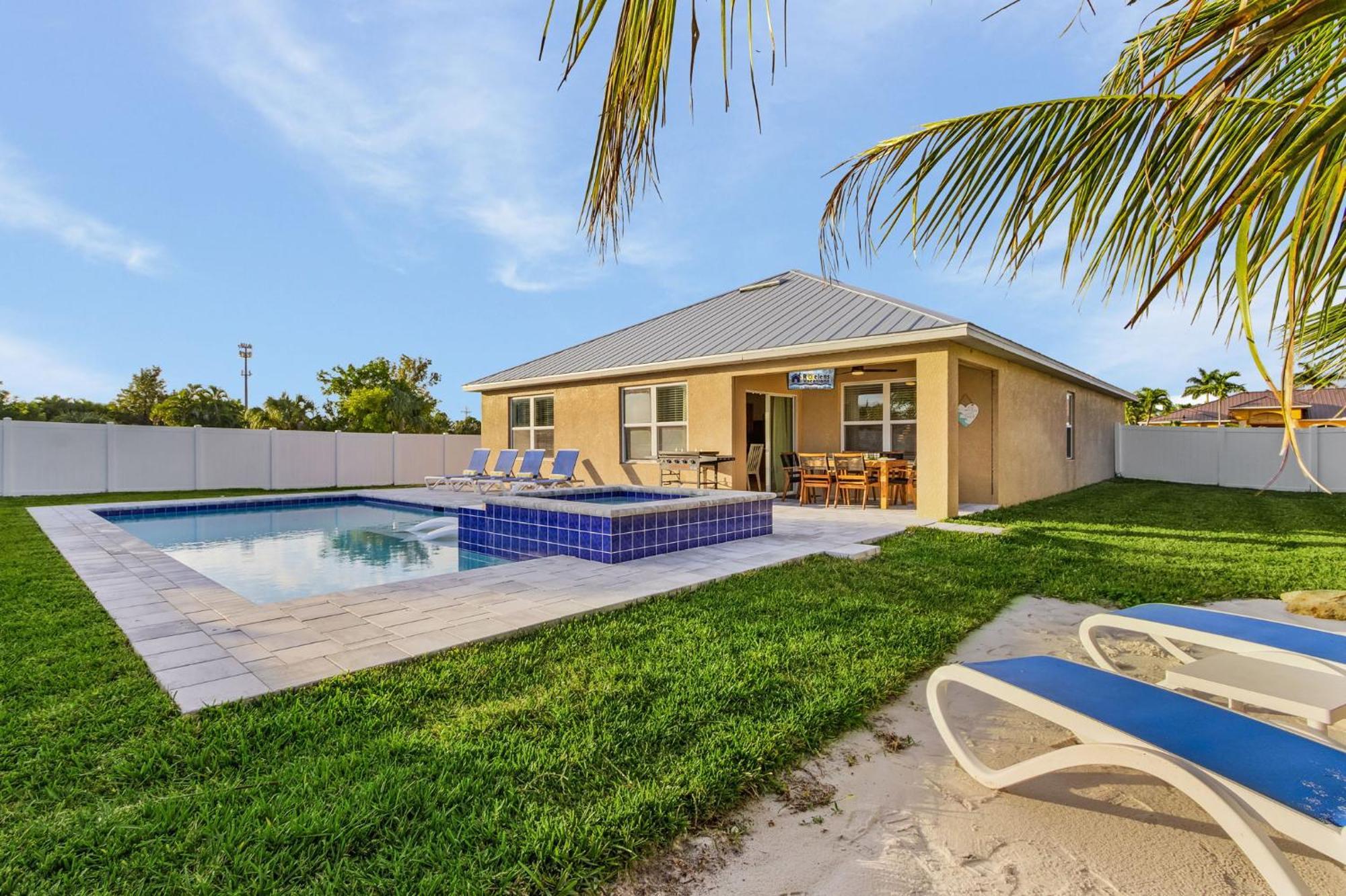 Private And Heated Pool And Spa! - Manatees Paradise - Roelens Vacations *