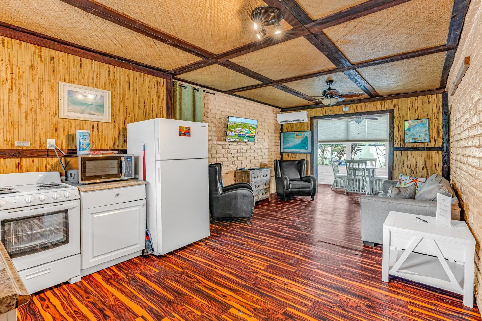 Captain Pip's Marina & Hideaway Resort 3*