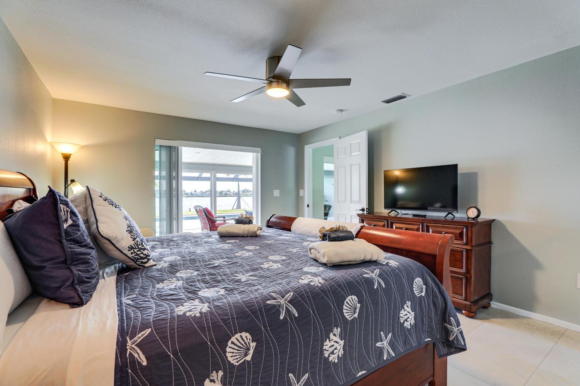 Waterfront With Pool And Lanai Holiday home *