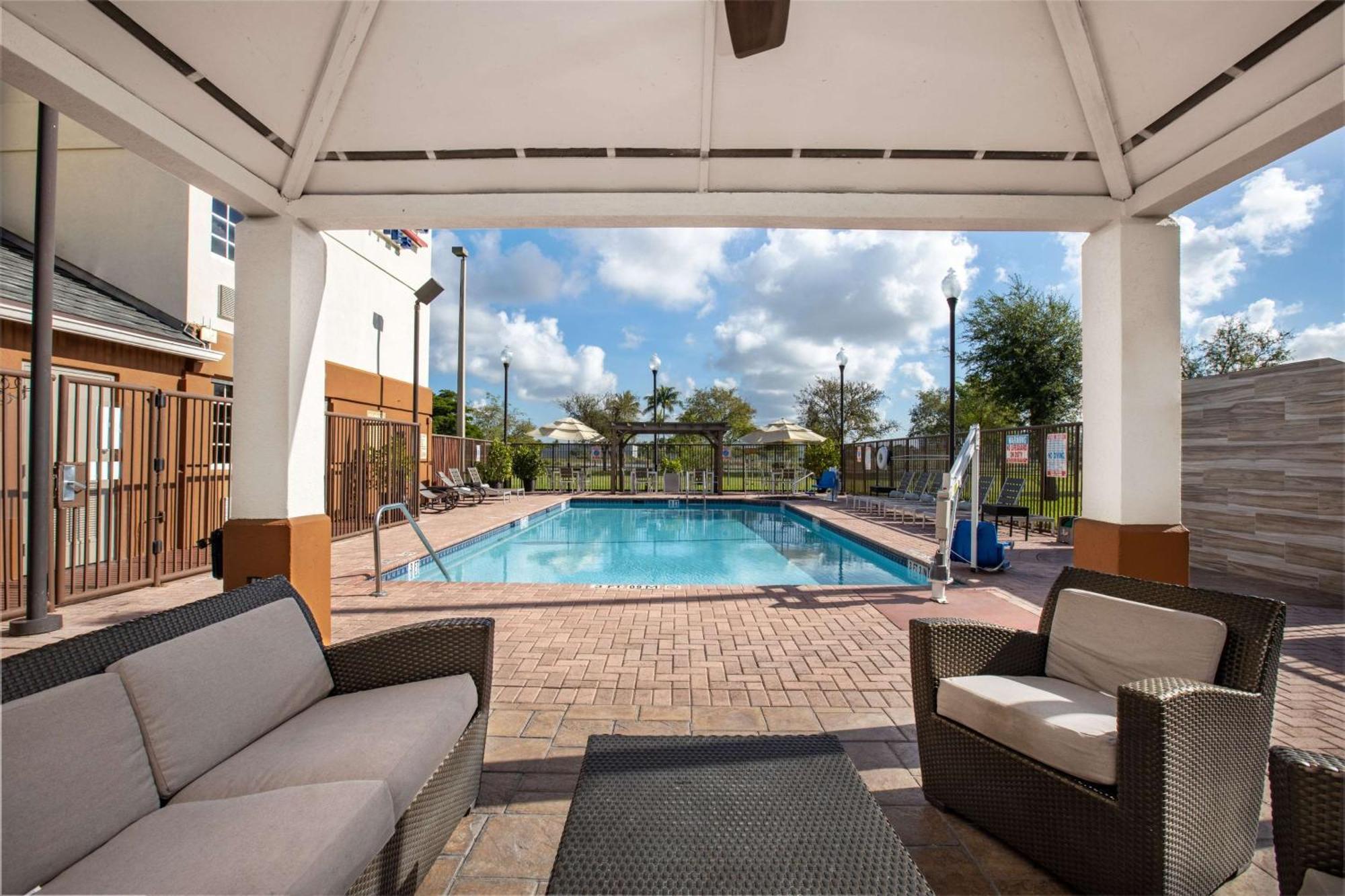 Hotel Sonesta Simply Miami Airport 2*