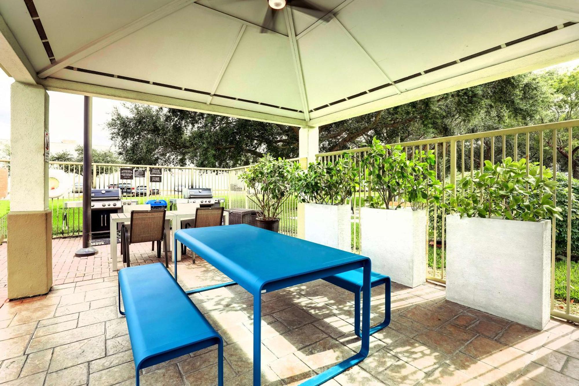 Hotel Sonesta Simply Miami Airport 2*
