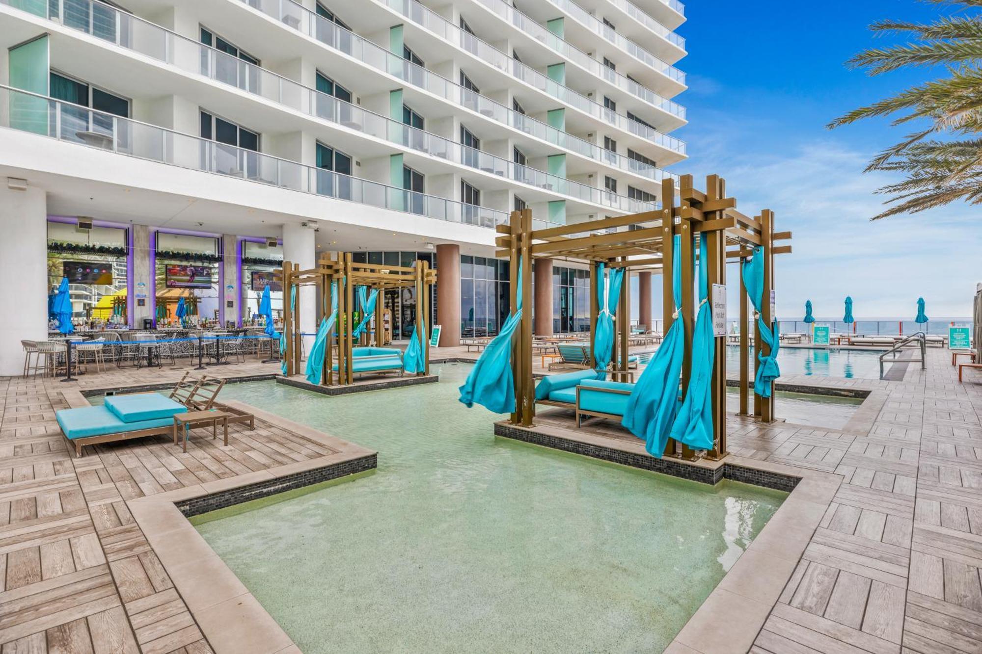 Sunset Bliss Resort: Oceanfront Escape With Rooftop Oasis Hollywood