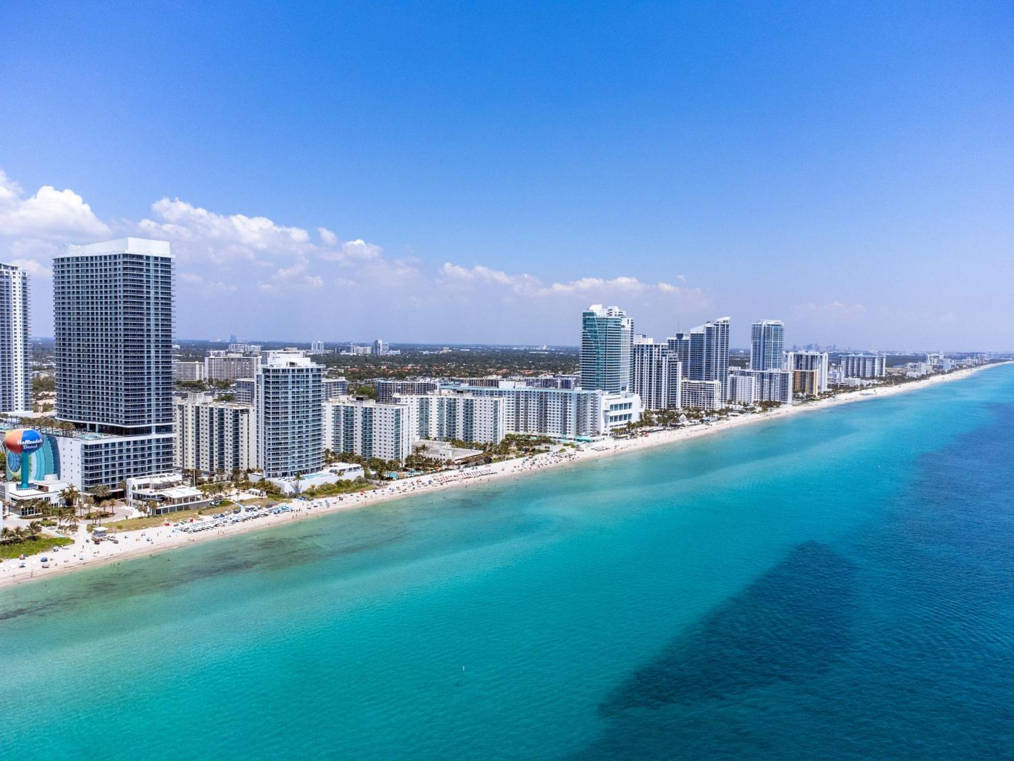 Sunset Bliss Resort: Oceanfront Escape With Rooftop Oasis Apartment