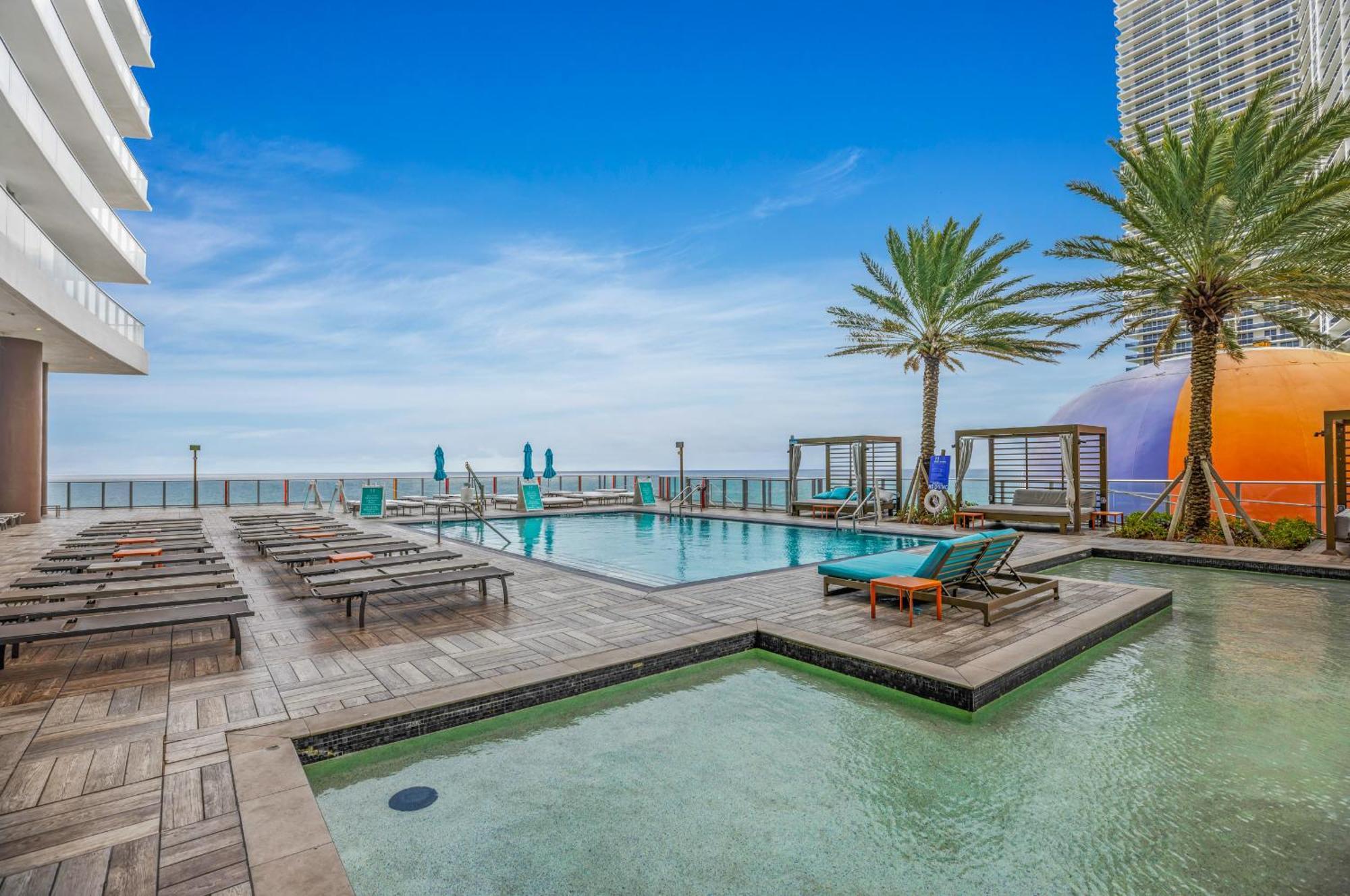 Apartment Sunset Bliss Resort: Oceanfront Escape With Rooftop Oasis *