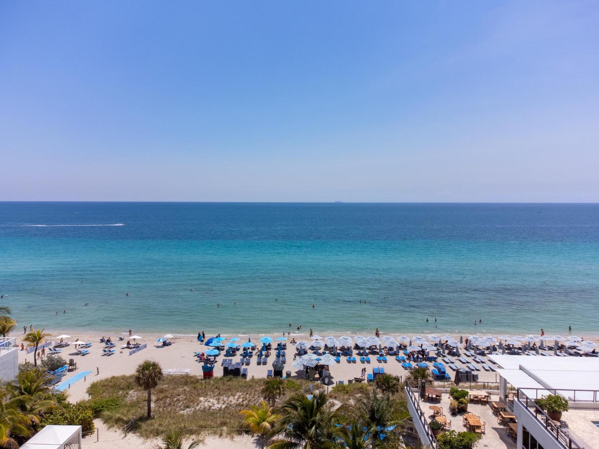 Apartment Sunset Bliss Resort: Oceanfront Escape With Rooftop Oasis
