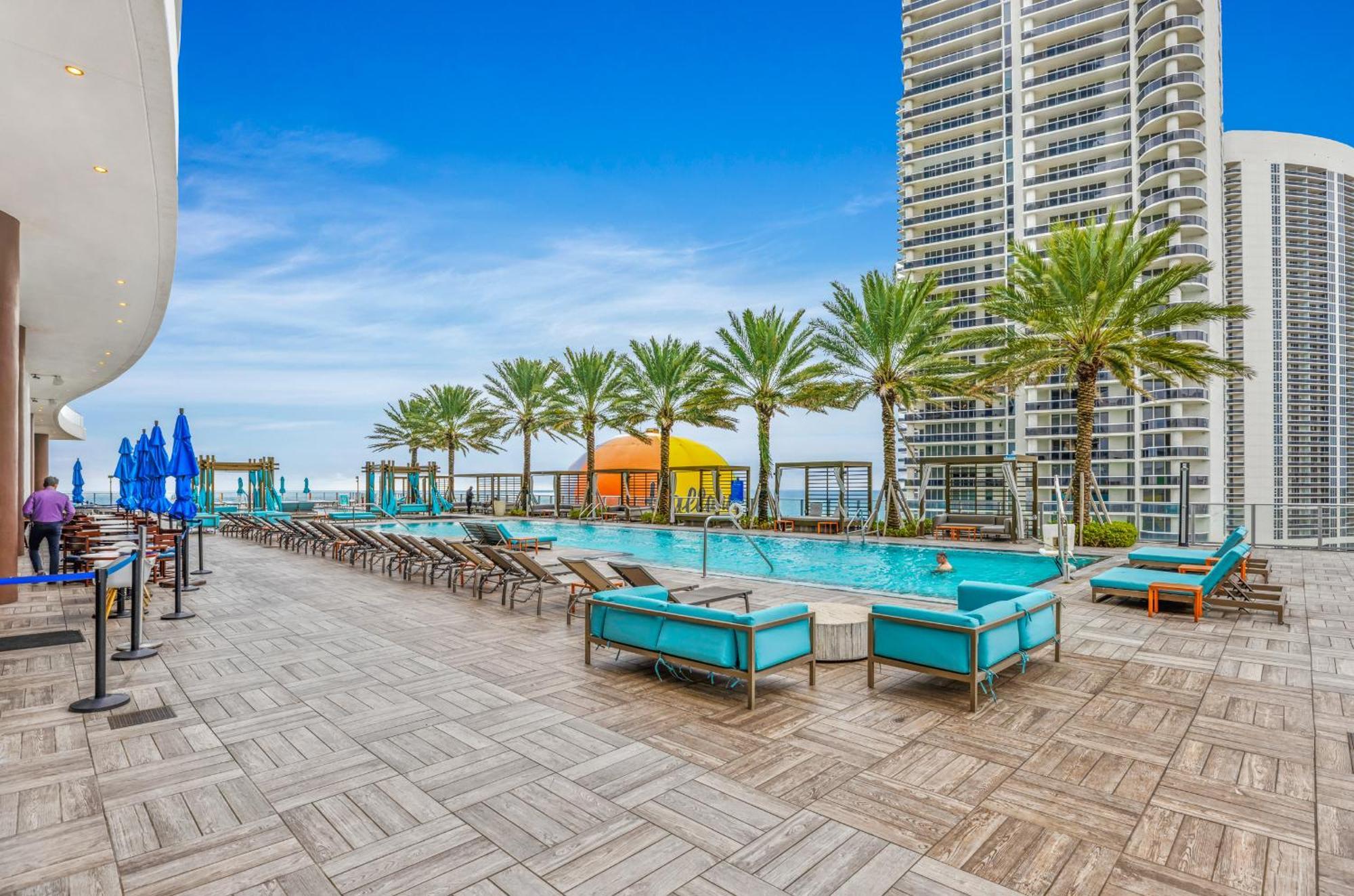 Sunset Bliss Resort: Oceanfront Escape With Rooftop Oasis Apartment Hollywood