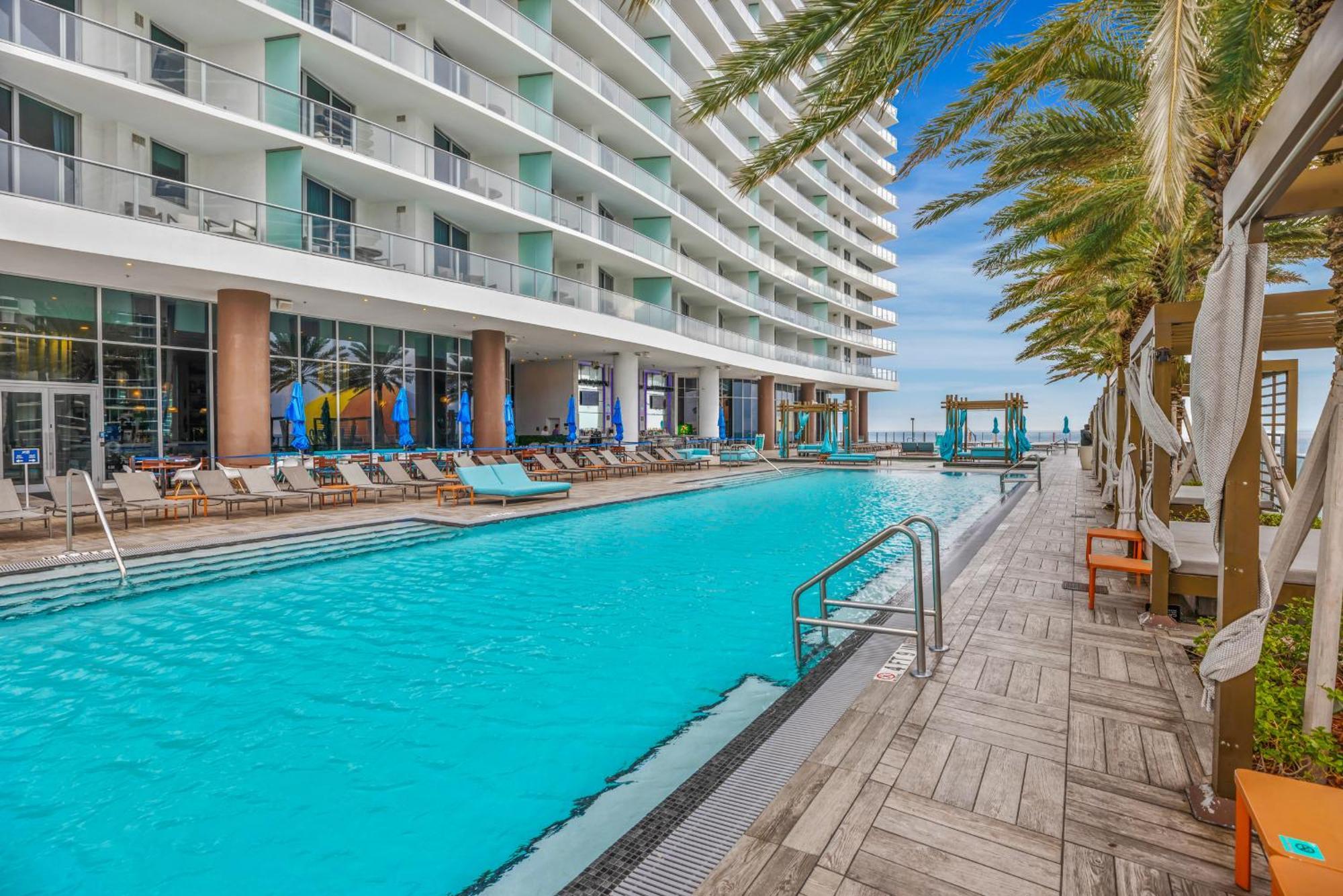 Sunset Bliss Resort: Oceanfront Escape With Rooftop Oasis Apartment