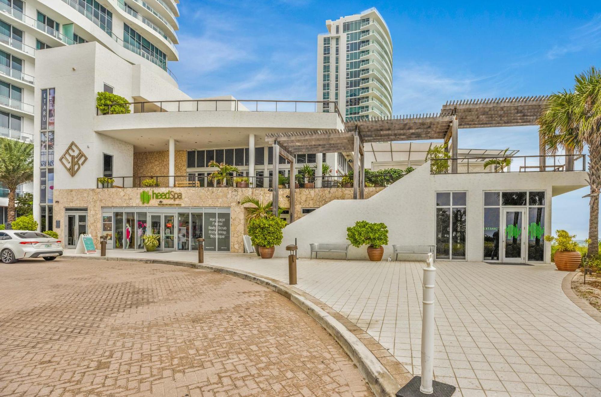 Apartment Sunset Bliss Resort: Oceanfront Escape With Rooftop Oasis *