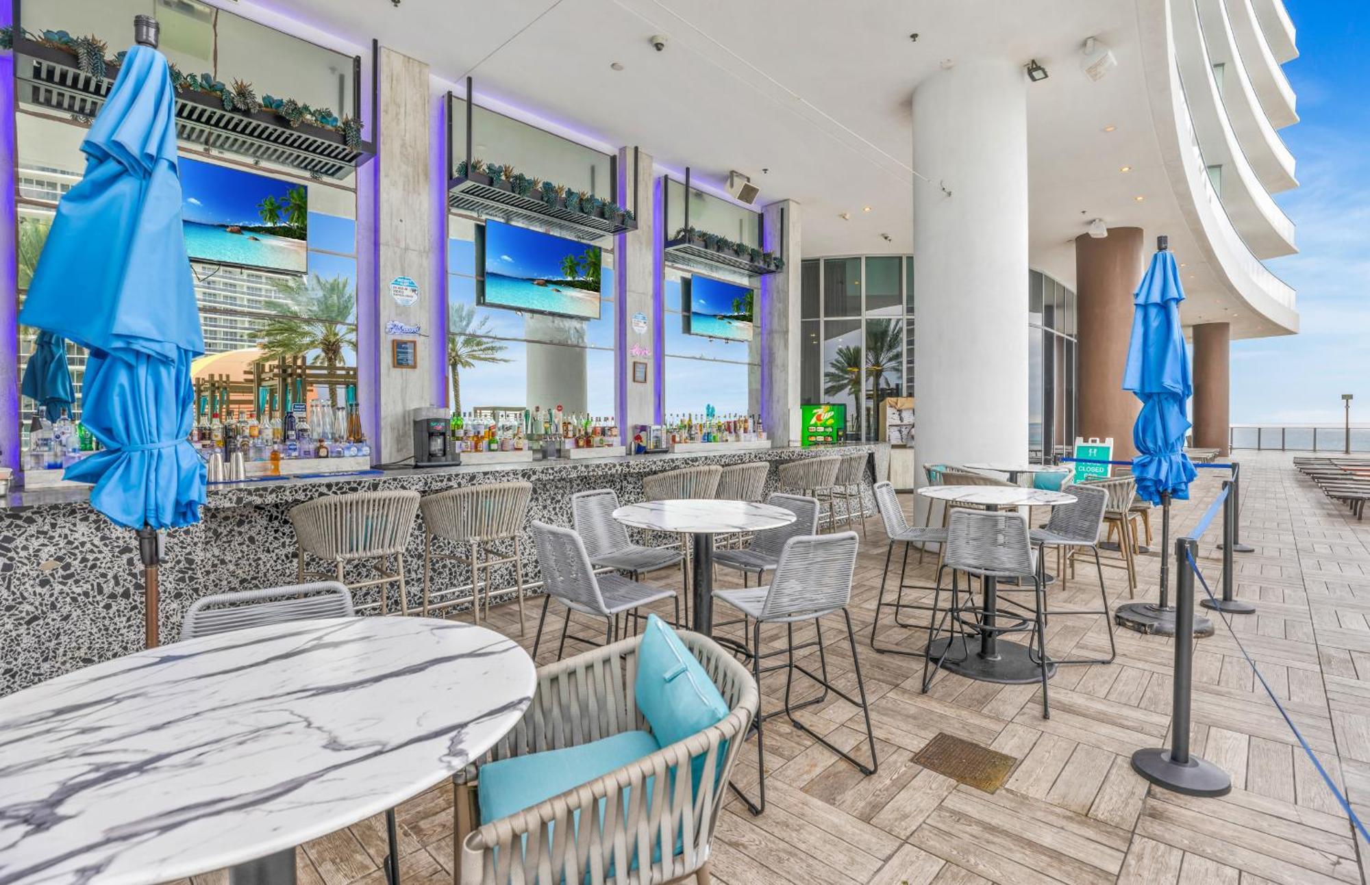 Apartment Sunset Bliss Resort: Oceanfront Escape With Rooftop Oasis Hollywood