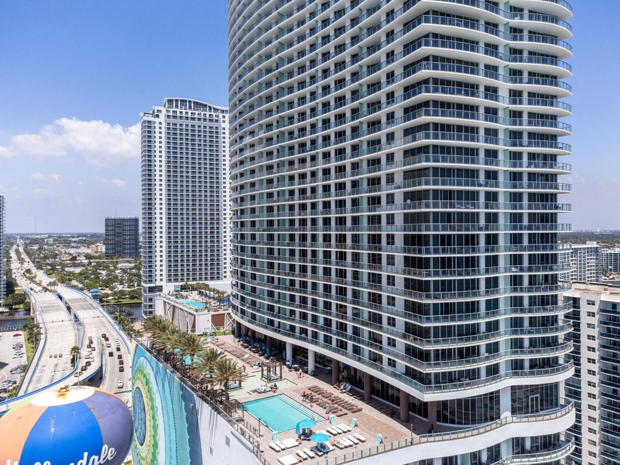 Sunset Bliss Resort: Oceanfront Escape With Rooftop Oasis Apartment Hollywood