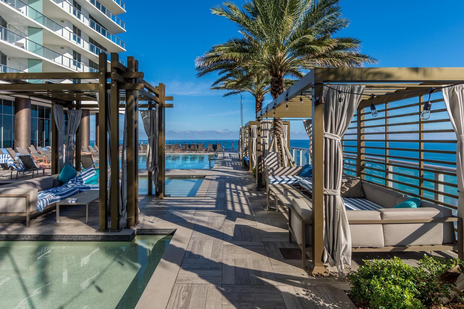 Apartment Sunset Bliss Resort: Oceanfront Escape With Rooftop Oasis *