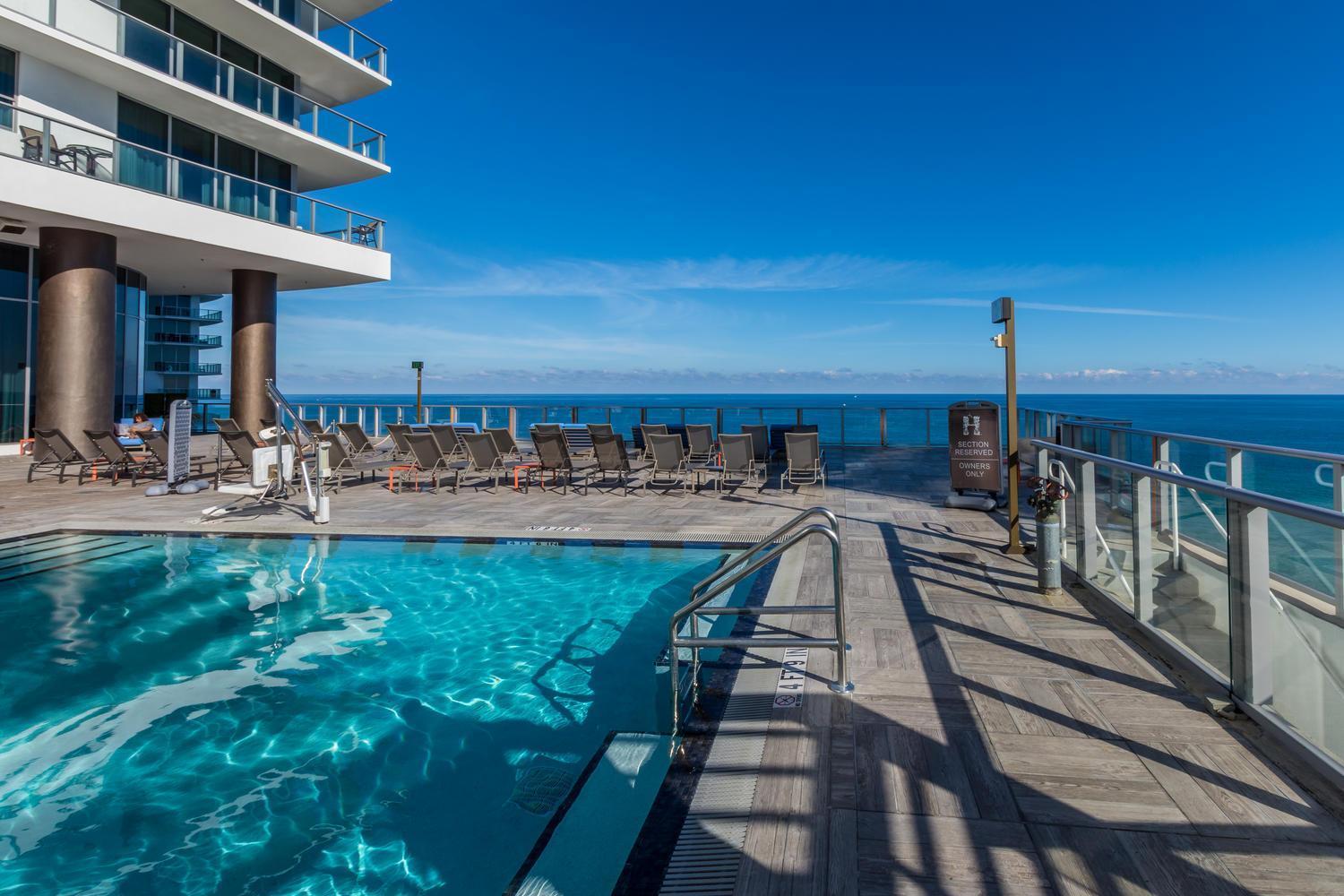 Apartment Sunset Bliss Resort: Oceanfront Escape With Rooftop Oasis
